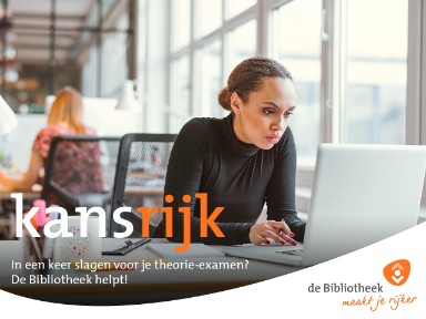 Een jonge vrouw zit te studeren achter een laptop